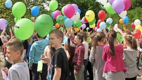 Luftballons trugen die Wünsche der Schüler in die Welt.  Foto: Günther Geiling