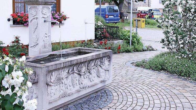 Ein Sandstein-Brunnen mit Weinsymbolik wurde errichtet.