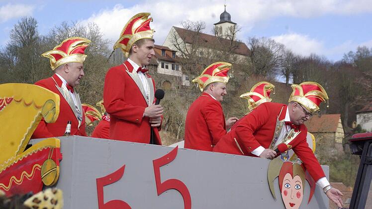 Die Majestäten und der Königliche Hofstaat hatten alle Hände voll zu tun. Foto: Winfried Ehling