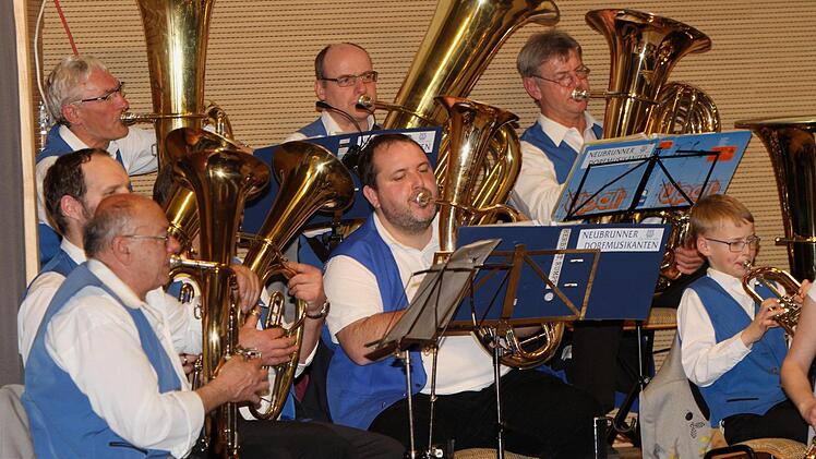 Die "Neubrunner Dorfmusikanten" schenkten musikalisch ein.