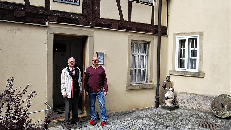 Museumsleiter Johann Göbbel (links) und Peter Brust, zweiter Vorsitzender des Nüdlinger Heimatvereins, vor dem Museumseingang. Foto: Sigismund von Dobschütz