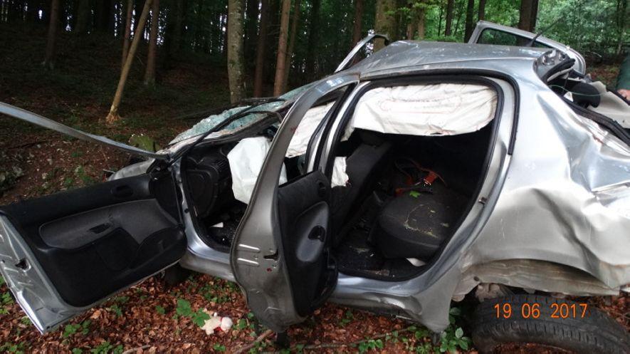 Egloffstein: Autofahrerin kracht 30 Meter in den Wald