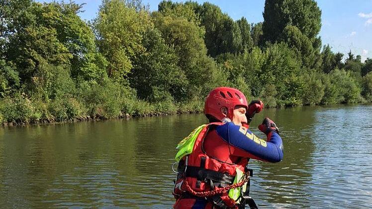 Der Einsatz beginnt: rein ins kühle Nass. Foto: DLRG Forchheim