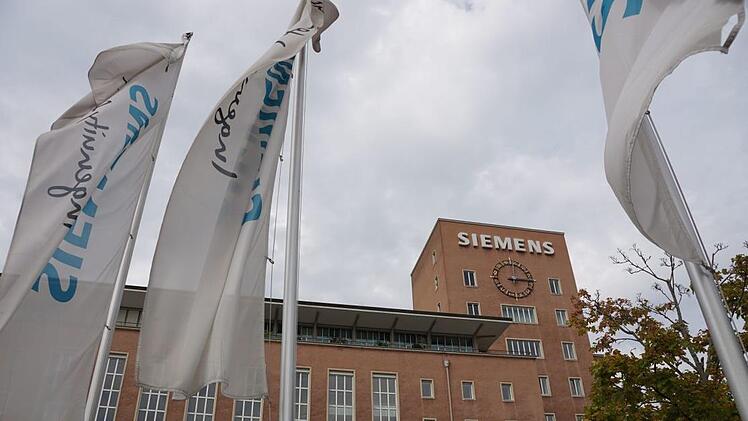 Noch steht der Name "Siemens" am Himbeerpalast. Ob der Schriftzug nach dem Erwerb durch den Freistaat erhalten bleibt, ist unklar.    Foto: Pascale Ferry