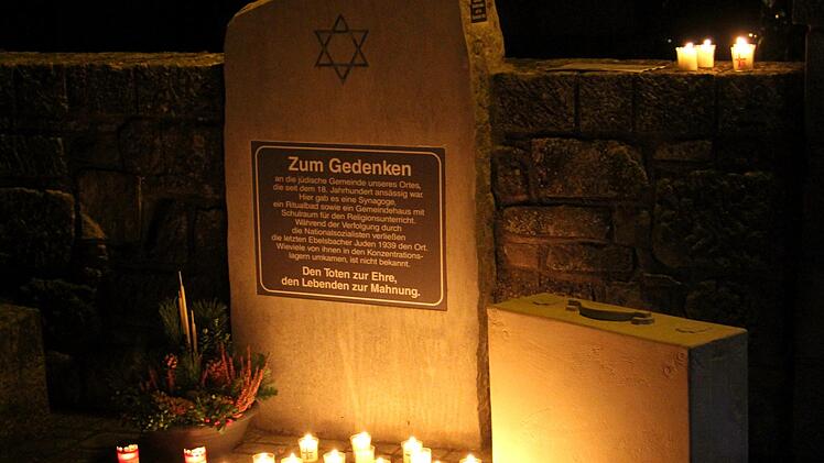 Lichter der Erinnerung am Ebelsbacher  Gedenkstein