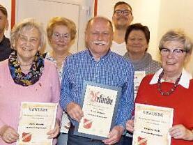40 Jahre und länger gehören Anton Vojta, Reta Arnold, Rosemarie Brendel, Theo Wunder, Brigitte Kade, Brigitte Wolf und Horst Gebhardt (vorne, v.l.) dem SV Gößweinstein an. Vorsitzender Dominic Lang (hinten, Mitte) und sein Stellvertreter Wolfgang Richter (hinten, links) zeichneten die langjährigen Mitglieder aus. Foto: Thomas Weichert