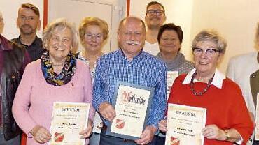 40 Jahre und länger gehören Anton Vojta, Reta Arnold, Rosemarie Brendel, Theo Wunder, Brigitte Kade, Brigitte Wolf und Horst Gebhardt (vorne, v.l.) dem SV Gößweinstein an. Vorsitzender Dominic Lang (hinten, Mitte) und sein Stellvertreter Wolfgang Richter (hinten, links) zeichneten die langjährigen Mitglieder aus. Foto: Thomas Weichert