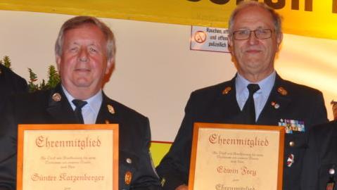 Wegen besonderer Verdienste zu Ehrenmitgliedern der FFW ernannt: Günter Katzenberger (links) und  Edwin Frey. Foto: Arthur Stollberger