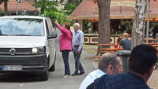 Kirchweihgäste geben einem Suchenden Rat, doch im Grunde darf das nicht mehr passieren: Nach 11 Uhr ist das Festgelände für Fahrzeuge tabu. Auch wenn es ein fremdes Kennzeichen,in diesem Falle MG, trägt.
