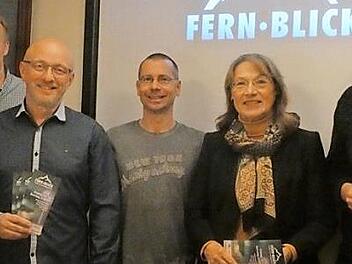 Organisator Stefan M&uuml;ller (r.) stellte das Programm im Beisein der Sponsoren Sabine Marx, Christian Kindler und Tino Holzbecher, des Fotografen Adrian Rohnfelder und von Zweiter B&uuml;rgermeisterin Renate Schroff (v. l.) vor. Foto: Gabriela Ruyter