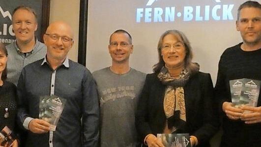 Organisator Stefan M&uuml;ller (r.) stellte das Programm im Beisein der Sponsoren Sabine Marx, Christian Kindler und Tino Holzbecher, des Fotografen Adrian Rohnfelder und von Zweiter B&uuml;rgermeisterin Renate Schroff (v. l.) vor. Foto: Gabriela Ruyter