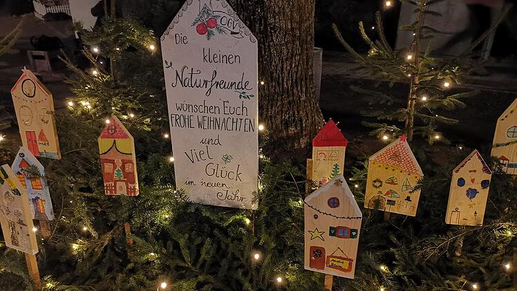 Am schönsten wirkt das Weihnachtsdörfchen wenn die Dämmerung hereinbricht und die Lichterkette erstrahlt.  Foto: Manuel Kolb