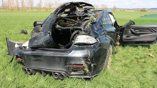 Auto kommt von Stra&szlig;e ab und &uuml;berschl&auml;gt sich mehrfach
