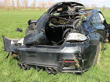 Auto kommt von Stra&szlig;e ab und &uuml;berschl&auml;gt sich mehrfach