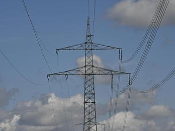 Auf der Suche nach Stromanbietern   für das Jahr 2023 ist die Gemeinde Thundorf. Die Bürgermeisterin darf einkaufen.