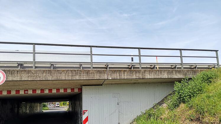 Autobahnbrücke, Unterführung, Bauwerk, Sperrung, Umleitung, Bauarbeiten,. Baustelle