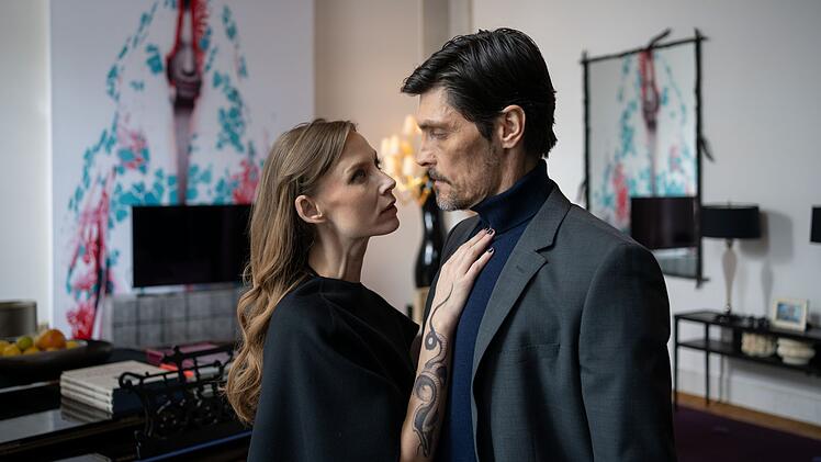 Irina Kammgaardt (Masha Tokareva), die Witwe des Ermordeten, und Nedjo Kristic (Stipe Erceg) kennen sich von früher.