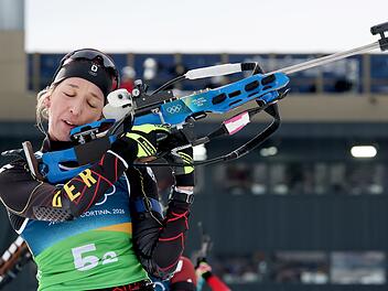 Auch an Staffel-Position 2 laufend misslang Biathletin Franziska Preu&szlig; das Stehendschie&szlig;en.