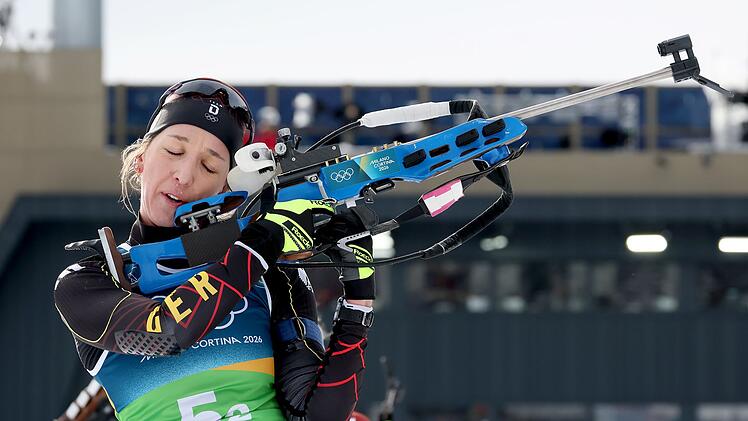 Auch an Staffel-Position 2 laufend misslang Biathletin Franziska Preu&szlig; das Stehendschie&szlig;en.