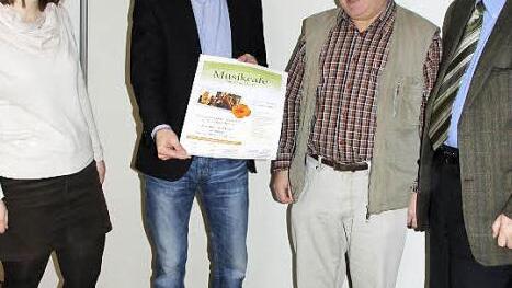 Auf einem Plakat kann das Jahresprogramm nachgelesen werden, was Johanna Eckert, Christian Reder, Albert Kuhn und Bürgermeister Robert Herrmann gestern taten. Fotos: Ralf Kestel