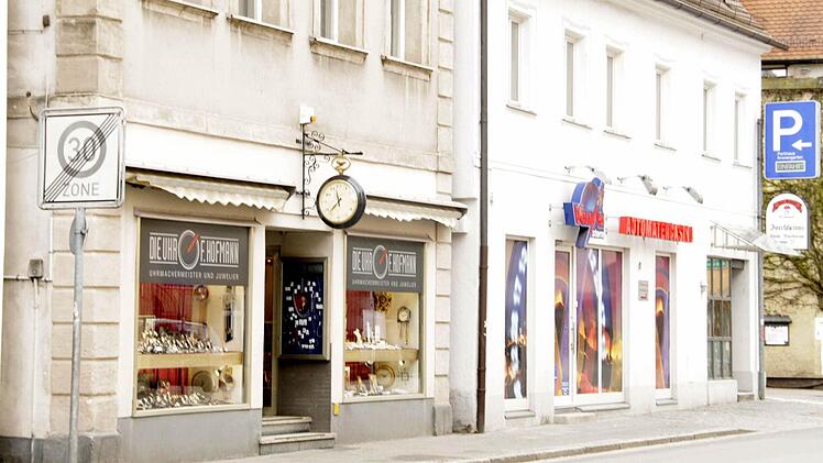 Uhren links, Glücksspiel rechts.