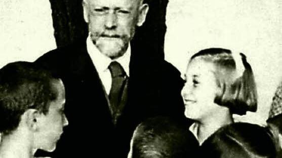 Janusz Korczak mit Kinder des von ihm geleiteten Waisenhauses.