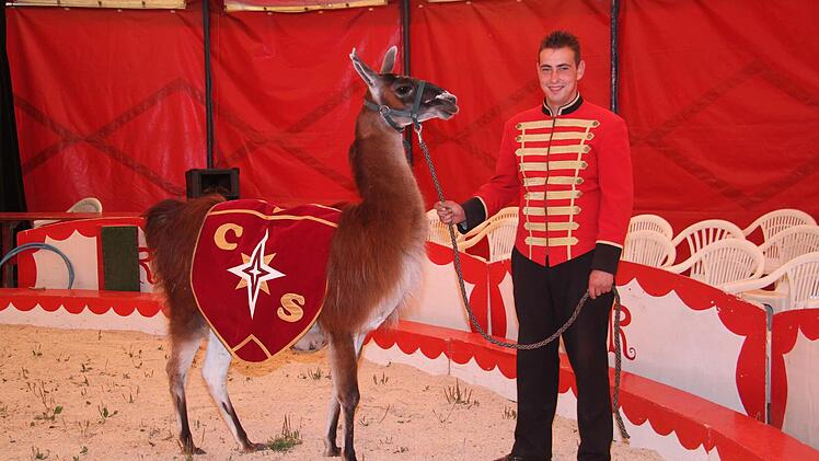Wenn das Zelt steht und alle ihre Zirkusuniformen tragen, dann sieht die Zirkuswelt gleich ein bisschen gamouröser aus: Neffe Felix (25) führt das Lama in die Manege. Foto: Sonja Adam