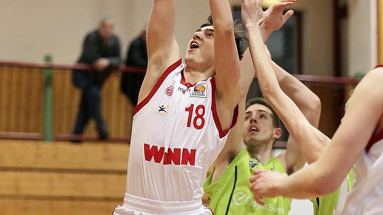 Tibor Taras setzt sich energisch durch.