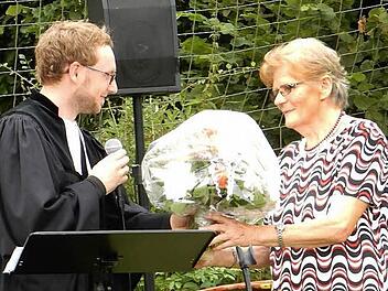 Pfarrer Michael Maul (l.) würdigt Erna Backof für ihr Engagement für die Kirche.  Foto: Reinhard Löwisch