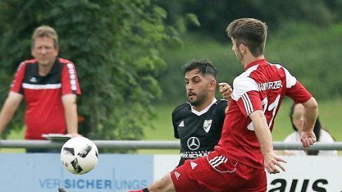 Tayfun Özdemir (schwarzes Trikot) spielte gemeinsam mit seinem jüngeren Bruder Emre auf der linken Außenbahn und kam deshalb nicht so häufig zum Zug, wie vielleicht von den TSV-Verantwortlichen erhofft. Trotzdem wurde es oft gefährlich, wenn der Ex-Bayreuther am Angriff beteiligt war.