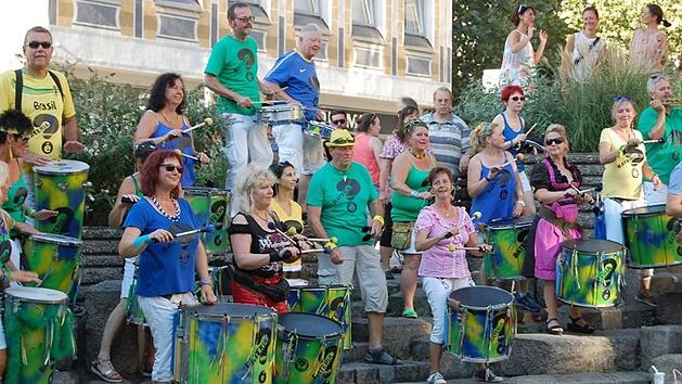 Die Samba-Percussion-Gruppe Bateria quem &eacute; spielt zur Er&ouml;ffnung des Festivals.  Fotos: pr