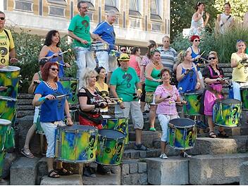 Die Samba-Percussion-Gruppe Bateria quem é spielt zur Eröffnung des Festivals.  Fotos: pr