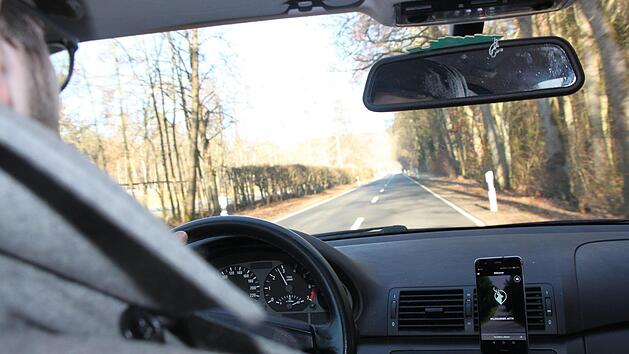 Die Wildwarner-App ist aktiv, meldet das auch &uuml;ber die Auto-Sprechanlage. Der Warnton ert&ouml;nt jedoch nur, wenn es an dieser Stelle zu dieser Uhrzeit schon einmal einen Unfall gegeben hat oder J&auml;ger Wildwechsel dort gemeldet haben.Kerstin V&auml;th