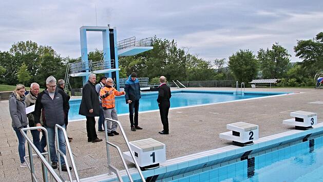 Vor dem Start der Badesaison lie&szlig;en sich B&uuml;rgermeister J&uuml;rgen Hennemann (F&uuml;nfter von rechts) und der Bauausschuss von Bademeister Klaus Hanke (Dritter von rechts) &uuml;ber die Saison-Vorbereitungen und den Zustand der Anlage informieren. Helmut Will