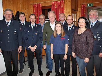 Führungswechsel im Feuerwehrverein Brünn (von links): Unser Foto zeigt 1. Kommandant Erwin Seuberling,  den neuen 2. Vorsitzenden Fabian Seuberling, Kassier Sebastian Halbig,  Schriftführer Erich Hofmann, Bürgermeister Helmut Blank, Beisitzerin  Annalena Buhlheller, den bisherigen 2. Vorsitzenden,  Josef Cäsar, den 2.   Kommandanten, Christian Pfennig, die neue Vorsitzende Lioara Ehry und den  bisherigen  Vorsitzenden und  nun Ehrenmitglied Burkard Mohr.  Dieter  Britz