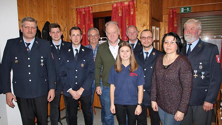 Führungswechsel im Feuerwehrverein Brünn (von links): Unser Foto zeigt 1. Kommandant Erwin Seuberling,  den neuen 2. Vorsitzenden Fabian Seuberling, Kassier Sebastian Halbig,  Schriftführer Erich Hofmann, Bürgermeister Helmut Blank, Beisitzerin  Annalena Buhlheller, den bisherigen 2. Vorsitzenden,  Josef Cäsar, den 2.   Kommandanten, Christian Pfennig, die neue Vorsitzende Lioara Ehry und den  bisherigen  Vorsitzenden und  nun Ehrenmitglied Burkard Mohr.  Dieter  Britz