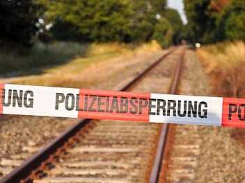 In Oberfranken ist es zu einem tödlichen Vorfall gekommen. Eine Regionalbahn erfasste einen Mann. Symbolfoto: Adobe Stock