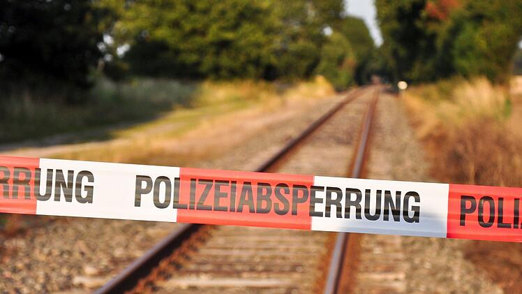 In Oberfranken ist es zu einem tödlichen Vorfall gekommen. Eine Regionalbahn erfasste einen Mann. Symbolfoto: Adobe Stock