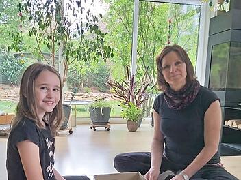 Im Kickerfieber: Sandra Hager (rechts) mit ihrer Tochter Marie  Foto: privat