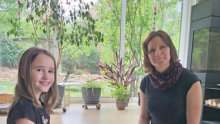 Im Kickerfieber: Sandra Hager (rechts) mit ihrer Tochter Marie  Foto: privat