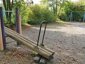 Auf dem Spielplatz "Sinnbergpromenade" sitzt ein Junge allein auf einer Schaukel. Foto: Robert Knidlberger