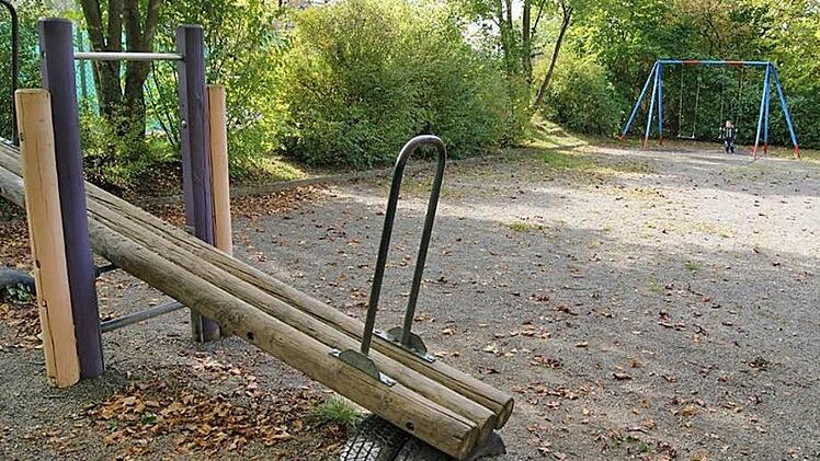 Auf dem Spielplatz "Sinnbergpromenade" sitzt ein Junge allein auf einer Schaukel. Foto: Robert Knidlberger