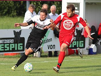 Nach langer Verletzungspause gehört Stürmer Fabian Benkert (links) im Abstiegsduell gegen den FC Trogen wieder zum Kader des FC Sand.