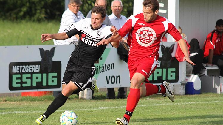 Nach langer Verletzungspause gehört Stürmer Fabian Benkert (links) im Abstiegsduell gegen den FC Trogen wieder zum Kader des FC Sand.