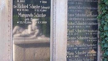 Das Grab der Familie Schuster, darunter Anton Schuster, einst Schriftleiter des "Bamberger Tagblatts"