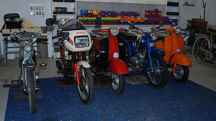 Da stehen sie in Reih und Glied: (von rechts) der stolze Motorroller Herbert, das Sachserla, der Carlo, die Puch und Wolfgang Zinks neueste Errungenschaft, eine Combinette.