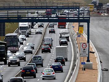 Auf der A3 herrscht immer dichter Verkehr, was durch Baustellen wie auf diesem Archivbild noch verschärft wird. Der sechsspurige Ausbau soll Abhilfe schaffen. Foto: Archiv/Karl-Josef Hildenbrand, dpa