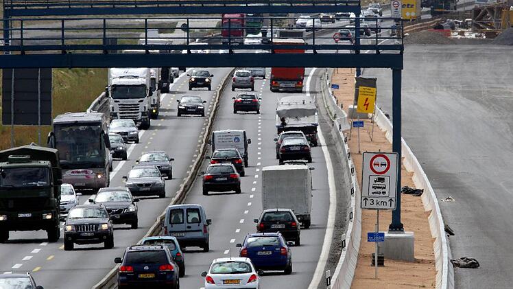 Auf der A3 herrscht immer dichter Verkehr, was durch Baustellen wie auf diesem Archivbild noch verschärft wird. Der sechsspurige Ausbau soll Abhilfe schaffen. Foto: Archiv/Karl-Josef Hildenbrand, dpa
