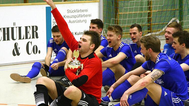 Ein neuer Wanderpokal muss für den 32. Rundschau-Cup her, nachdem ihn der VfB Kulmbach zum zweiten Mal in Folge gewonnen hat. Hier feiert VfB-Torwart Claudio Dresel mit seinen Mitspielern den Endspielsieg 2014 gegen den ATS Kulmbach. Foto: Monika Limmer