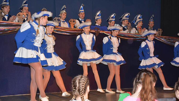 Die Kinder-Prinzengarde bei ihrem Auftritt. Fotos: Schmidt